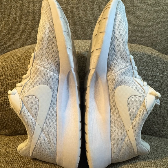 Nike Tanjun Women’s running sneaker in a white colorway Size 9 - Picture 4 of 11